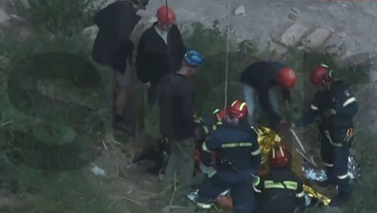 Στιγμιότυπο από την επιχείρηση της ΕΜΑΚ για τη διάσωση του 30χρονου σπηλαιολόγου στο Λαύριο
