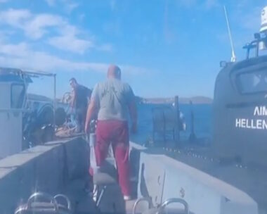 Στιγμιότυπο από τη διάσωση του αγνοούμενου ψαρά στη Λέρο
