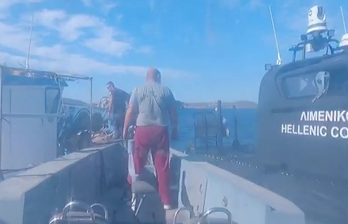 Στιγμιότυπο από τη διάσωση του αγνοούμενου ψαρά στη Λέρο