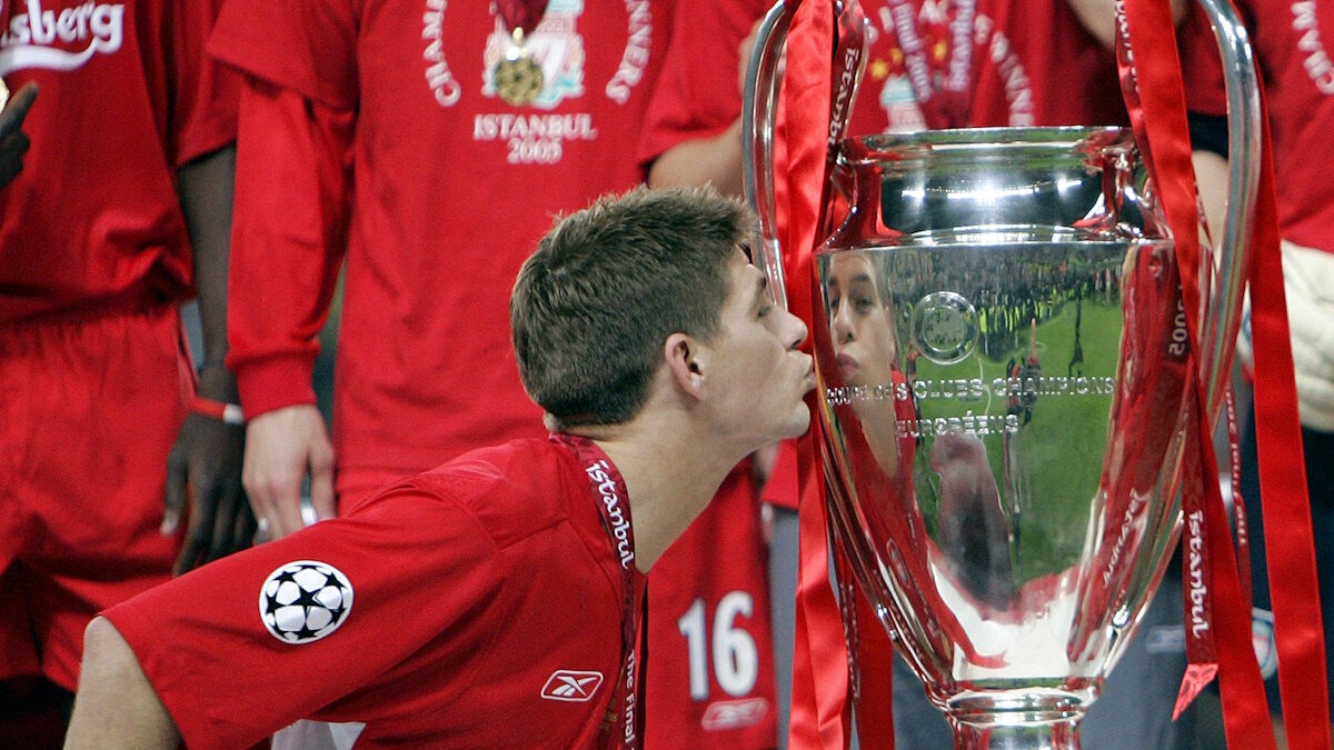 Ο Στίβεν Τζέραρντ φιλάει το τρόπαιο του Champions League (AP Photo