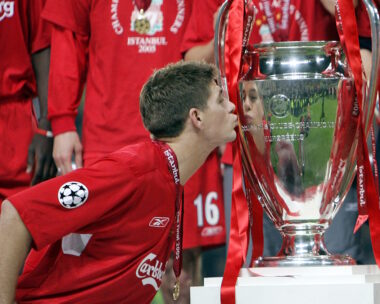 Ο Στίβεν Τζέραρντ φιλάει το τρόπαιο του Champions League (AP Photo