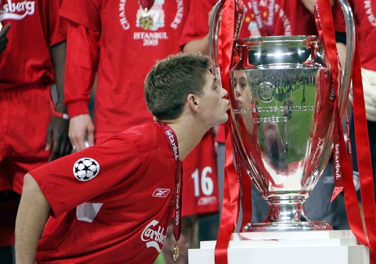 Ο Στίβεν Τζέραρντ φιλάει το τρόπαιο του Champions League (AP Photo