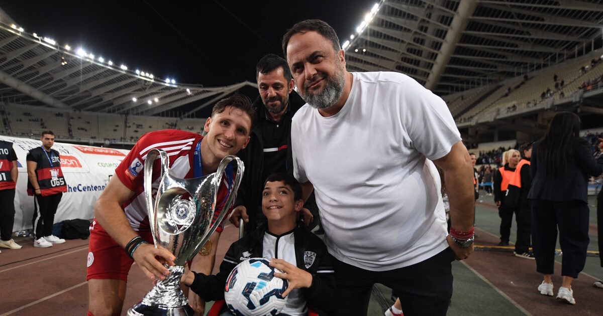 Little Giannis Papastefanakis held the Greek Cup and was photographed with Vangelis Marinakis and Panagiotis Retsos