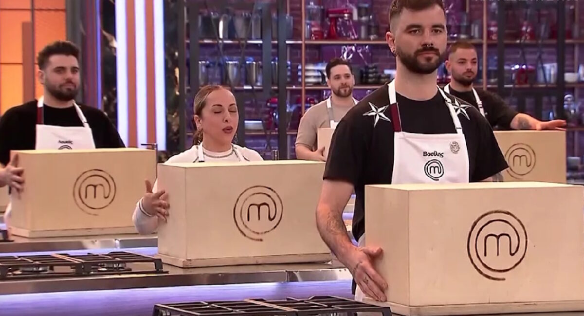 Οι 10 παίκτες ετοιμάζονται να ανοίξουν τα κουτιά για το Mystery Box του MasterChef