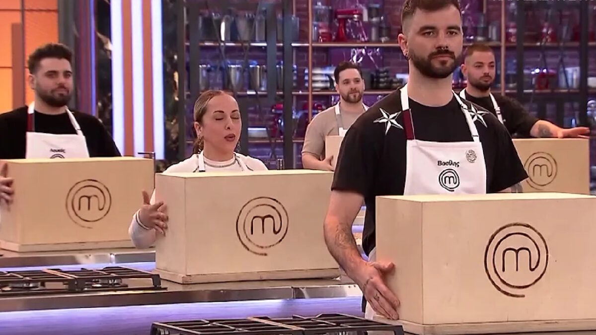 Οι 10 παίκτες ετοιμάζονται να ανοίξουν τα κουτιά για το Mystery Box του MasterChef