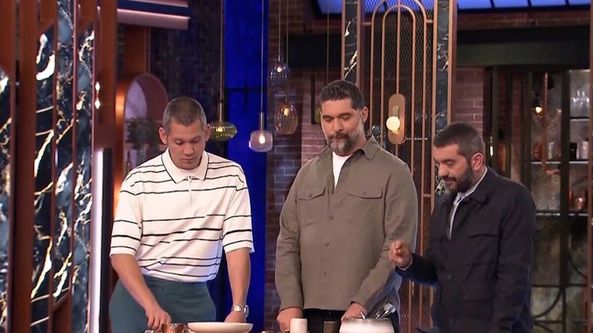Οι chef κριτές του MasterChef, Σωτήρης Κοντιζάς, Πάνος Ιωαννίδης και Λεωνίδας Κουτσόπουλος δοκιμάζουν τα πιάτα των παικτών στο Τεστ Δημιουργικότητας