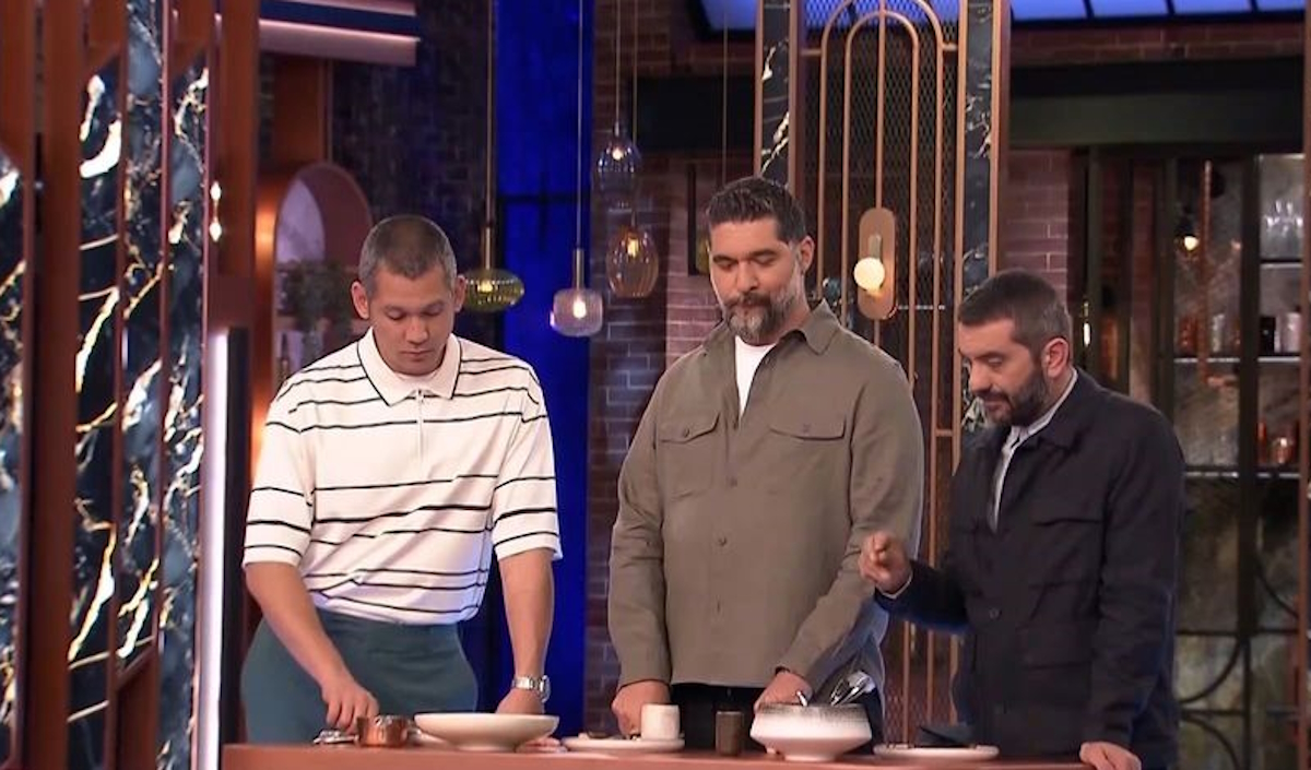 Οι chef κριτές του MasterChef, Σωτήρης Κοντιζάς, Πάνος Ιωαννίδης και Λεωνίδας Κουτσόπουλος δοκιμάζουν τα πιάτα των παικτών στο Τεστ Δημιουργικότητας