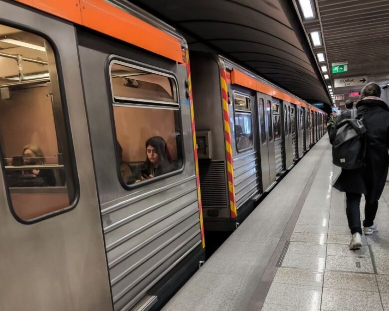 Μετρό: Τροποποιήσεις στα δρομολόγια της γραμμής 2 από την Κυριακή – Ποιοι σταθμοί θα κατεβάζουν ρολά από τις 21:00