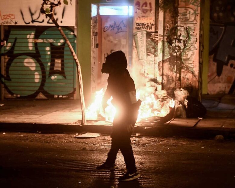 Επίθεση με μολότοφ σε Εξάρχεια και Νομική – 3 αστυνομικοί τραυματίες