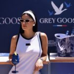 Η Χριστίνα Μπόμπα στα γήπεδα τένις του Navarino Challenge απολαμβάνοντας Grey Goose super premium βότκα