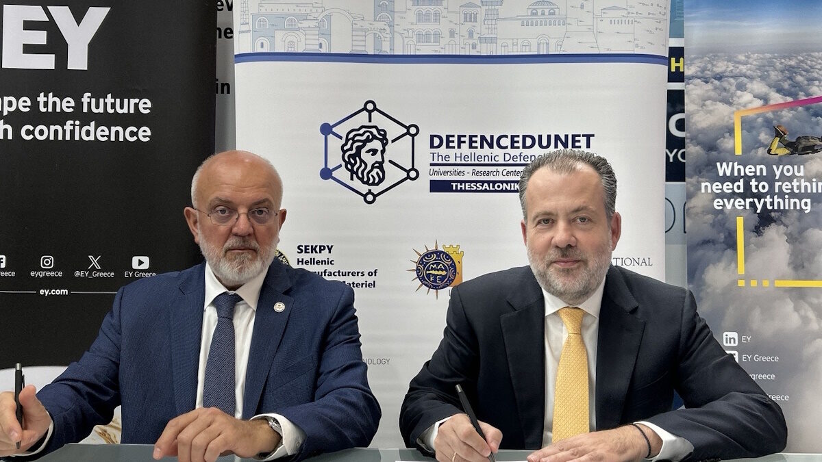 Ο Πρόεδρος του Διοικητικού Συμβουλίου του DefencEduNet, Αναστάσιος Ροζολής και ο Διευθύνων Σύμβουλος της EY Ελλάδος, Γιώργος Παπαδημητρίου