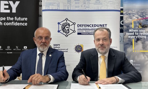 Ο Πρόεδρος του Διοικητικού Συμβουλίου του DefencEduNet, Αναστάσιος Ροζολής και ο Διευθύνων Σύμβουλος της EY Ελλάδος, Γιώργος Παπαδημητρίου