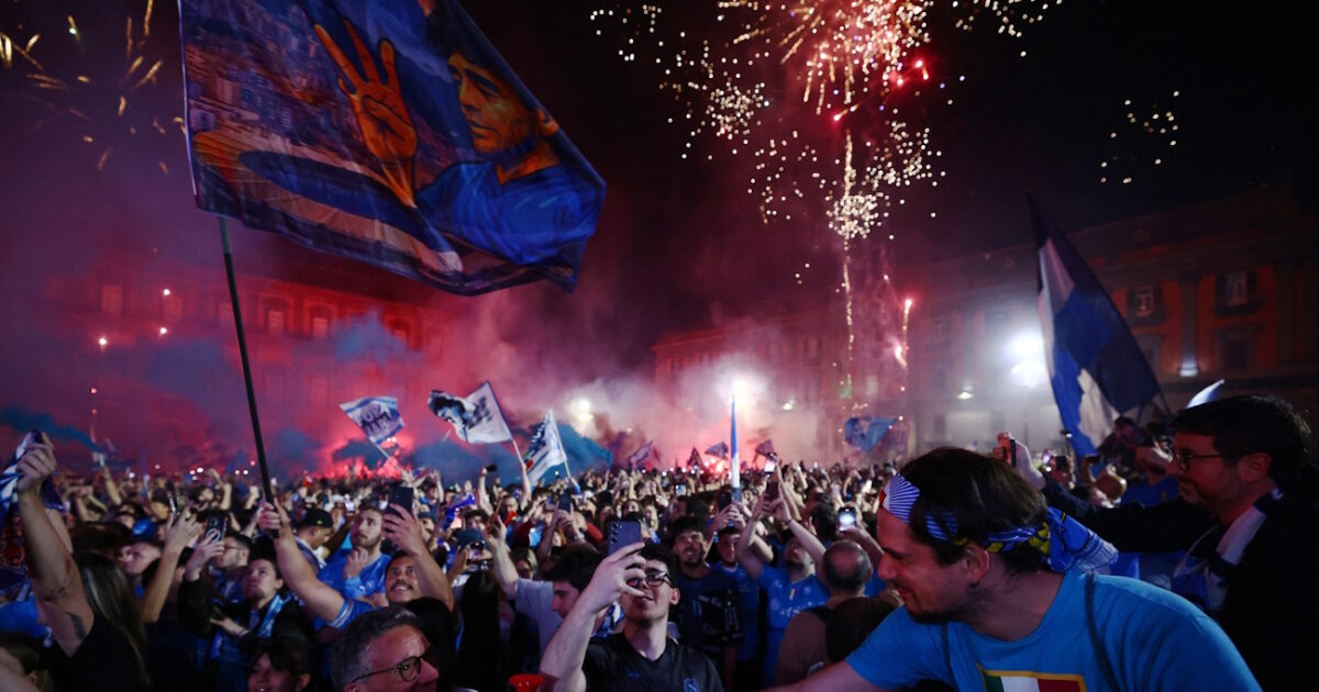 Napoli: Night – day at the festivities for the fourth scudetto of “Parthenopi”