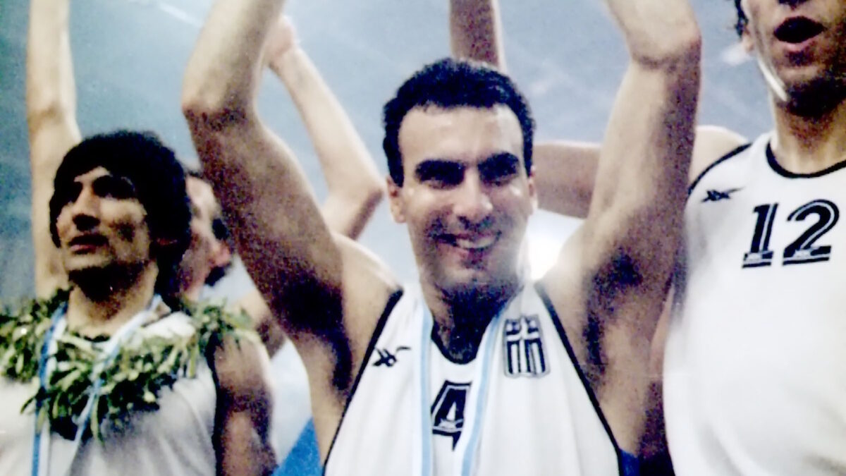 Ο Νίκος Γκάλης με το τρόπαιο του Eurobasket 1987