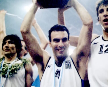 Ο Νίκος Γκάλης με το τρόπαιο του Eurobasket 1987