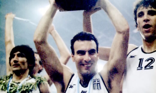 Ο Νίκος Γκάλης με το τρόπαιο του Eurobasket 1987