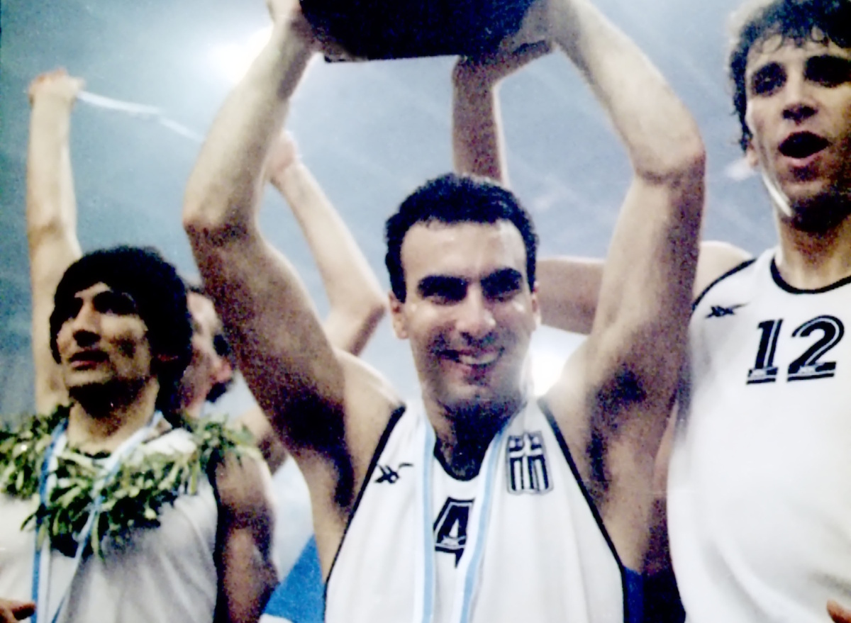 Ο Νίκος Γκάλης με το τρόπαιο του Eurobasket 1987