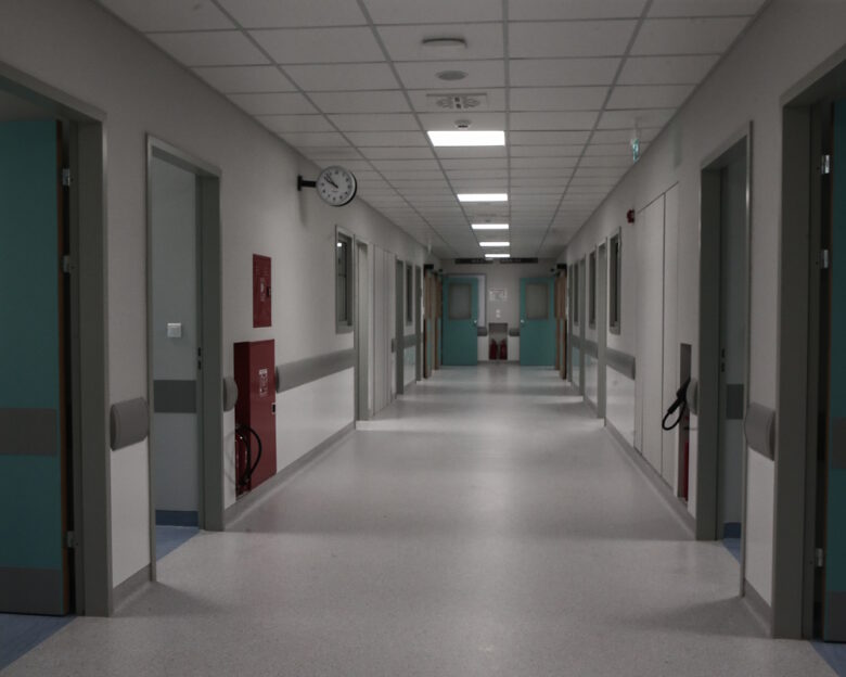 Σκηνικό ντροπής στα παιδιατρικά νοσοκομεία της Αττικής: 40 κακοποιημένα παιδιά βρίσκονται «παρκαρισμένα»