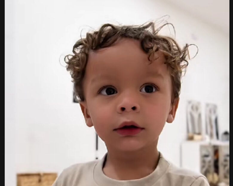 Okay Baby: Σκοτώθηκε σε τροχαίο ο 2χρονος σταρ του TikTok – «Δεν ήταν σωστά δεμένος στο παιδικό κάθισμα ασφαλείας»