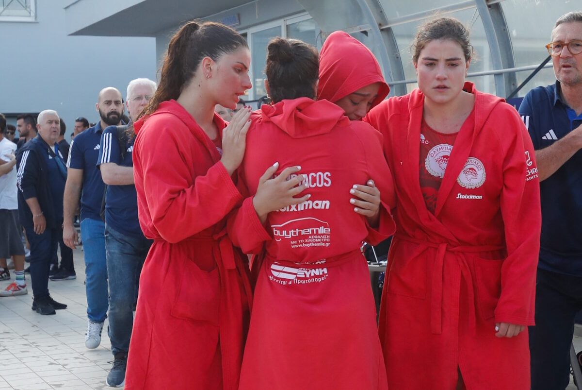 Παίκτριες της ομάδας πόλο γυναικών του Ολυμπιακού, μετά την απώλεια του τίτλου από τη Βουλιαγμένη (ΦΩΤΟ Eurokinissi)