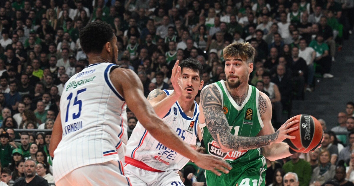 Panathinaikos – Efes: fireworks outside the Turkish team hotel, early morning before Game 5