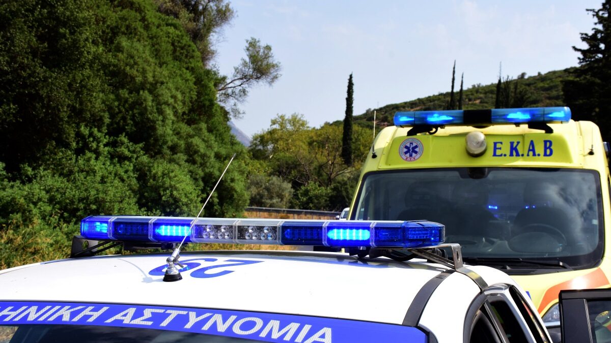Περιπολικό και ασθενοφόρο του ΕΚΑΒ