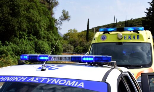 Περιπολικό και ασθενοφόρο του ΕΚΑΒ