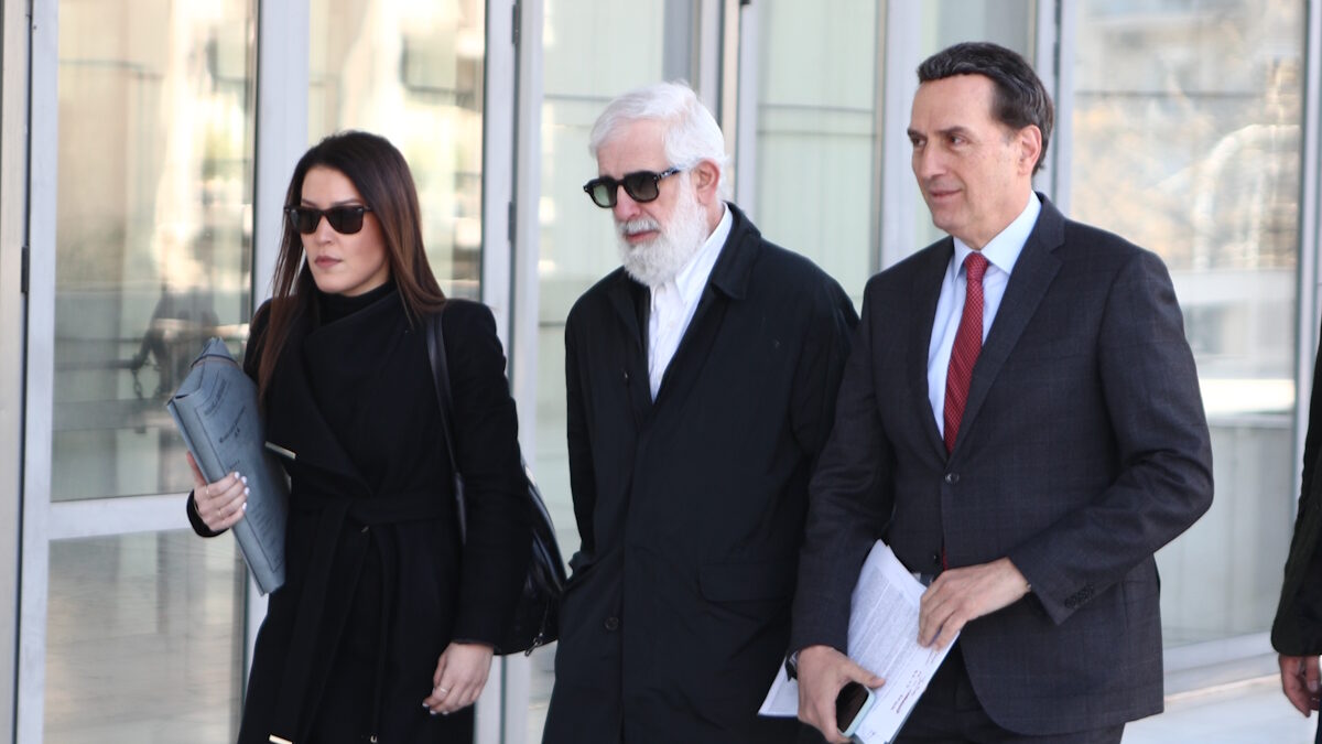Ο ηθοποιός Πέτρος Φιλιππίδης προσέρχεται στο δικαστήριο