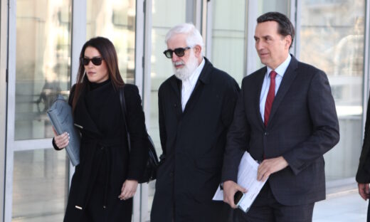 Ο ηθοποιός Πέτρος Φιλιππίδης προσέρχεται στο δικαστήριο