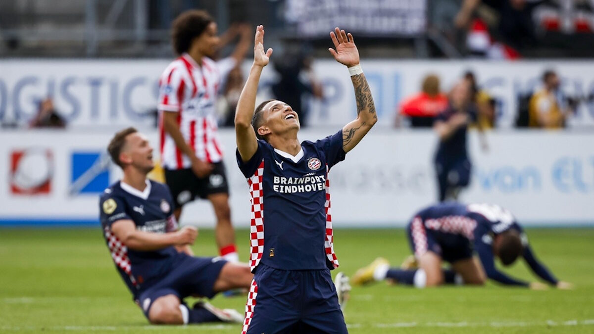 Ο Μάουρο Τζούνιορ της PSV πανηγυρίζει για τον τίτλο στην Ολλανδία (ΦΩΤΟ EPA