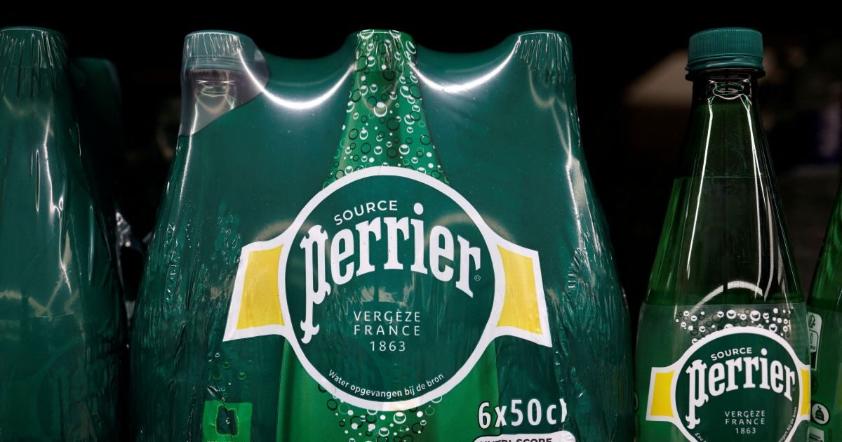 Perriergate: Το σκάνδαλο με το μεταλλικό νερό έγινε πονοκέφαλος για τον Μακρόν και απειλεί να τον «πνίξει»