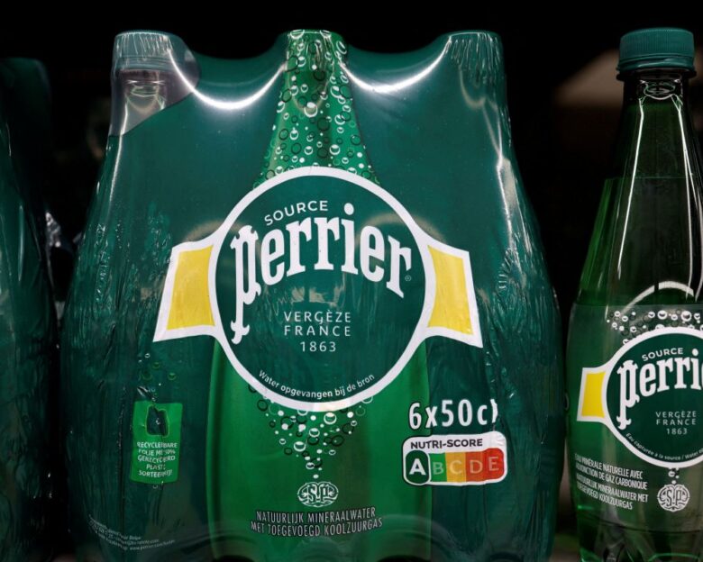 Perriergate: Το σκάνδαλο με το μεταλλικό νερό έγινε πονοκέφαλος για τον Μακρόν και απειλεί να τον «πνίξει»