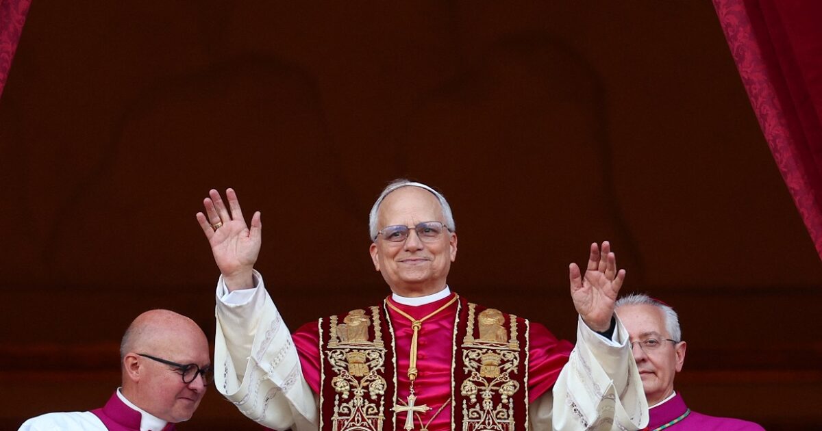 Ο νέος Πάπας Λέων ΙΔ', καρδινάλιος Ρόμπερτ Φράνσις Πρεβόστ Robert εμφανίζεται στο μπαλκόνι της Βασιλικής του Αγίου Πέτρου
