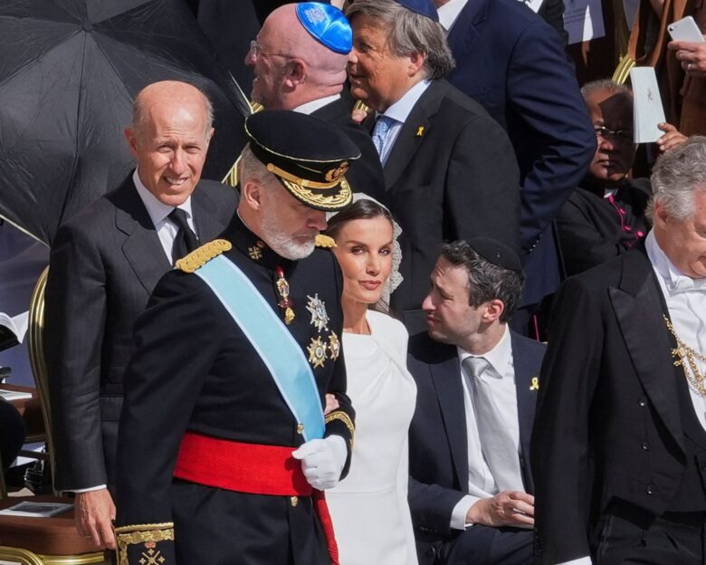 Η βασίλισσα Λετίθια της Ισπανίας έχει «privilege du blanc» και γι αυτό φόρεσε λευκό στην ενθρόνιση του Πάπα Λέοντα 14ου
