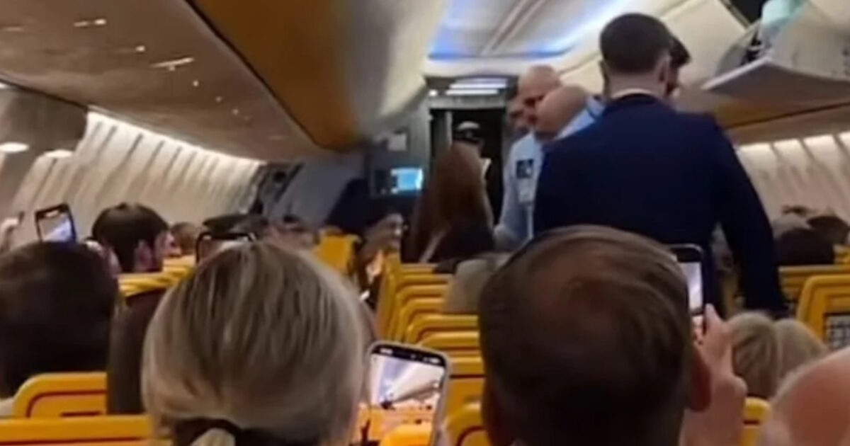 Chaos on a Ryanair aircraft: Drunk passenger