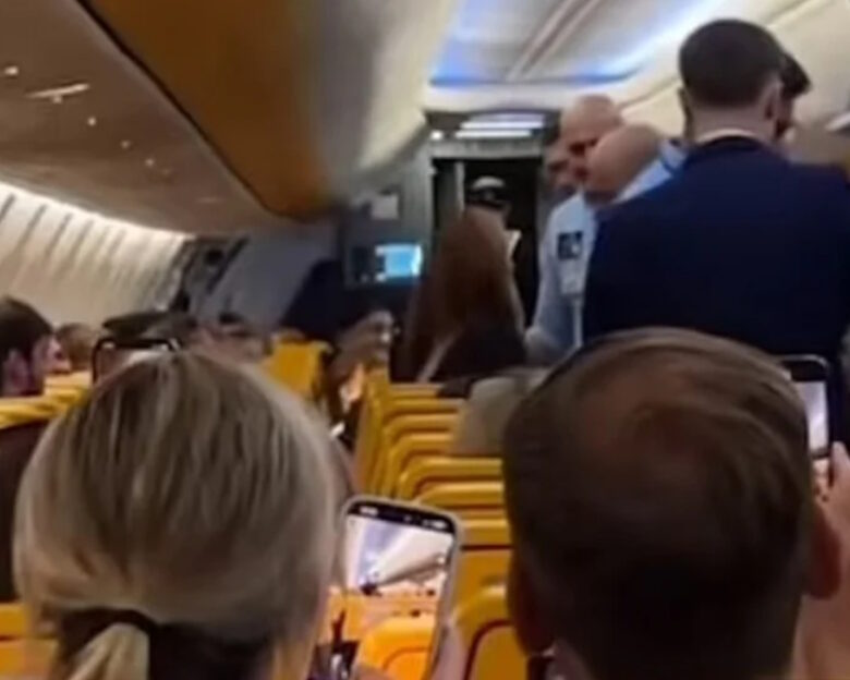 Χάος σε αεροσκάφος της Ryanair: Μεθυσμένη επιβάτιδα προκάλεσε αλλαγή πορείας της πτήσης για Σκωτία, στην Πορτογαλία