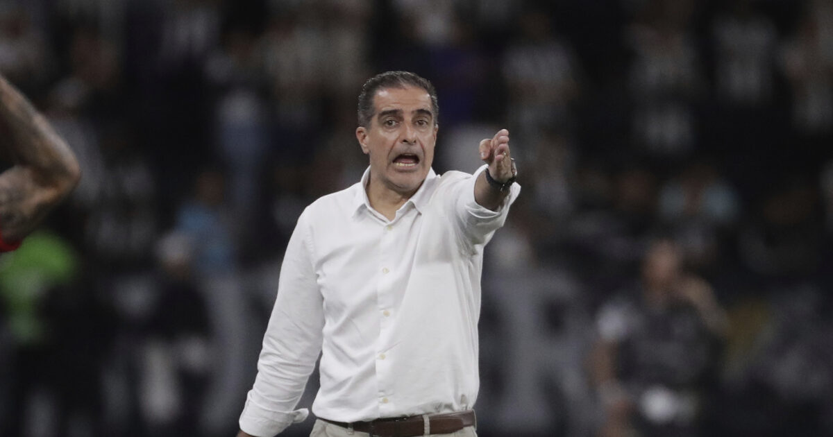 Botafogo coach showed the middle finger and caused Salo in Brazil