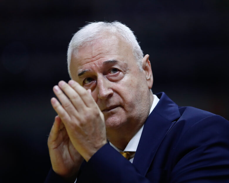 Φίλοι της ΑΕΚ πήγαν σπίτι του Ντράγκαν Σάκοτα και τον αποθέωσαν