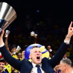 O Σαρούνας Γιασικεβίτσιους με το τρόπαιο της Euroleague