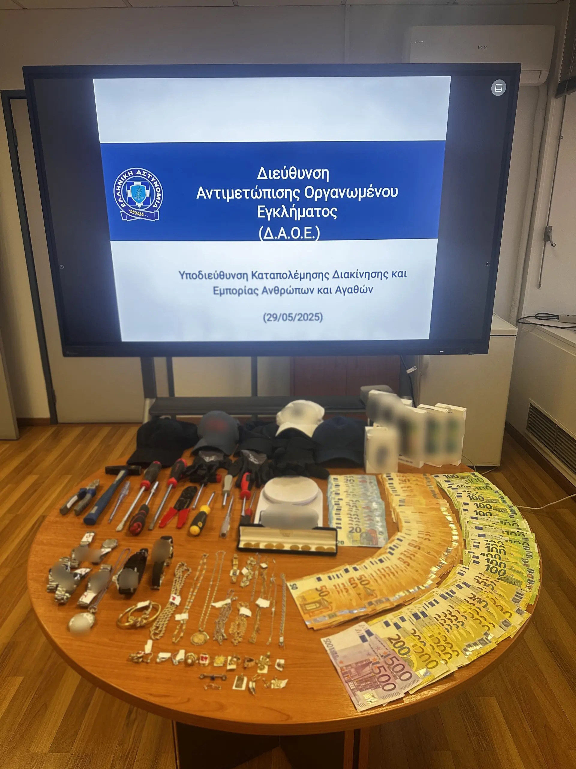 Τα κατασχεθέντα ευρήματα από τη συμμορία που δρούσε σε διάφορες περιοχές της Ελλάδας