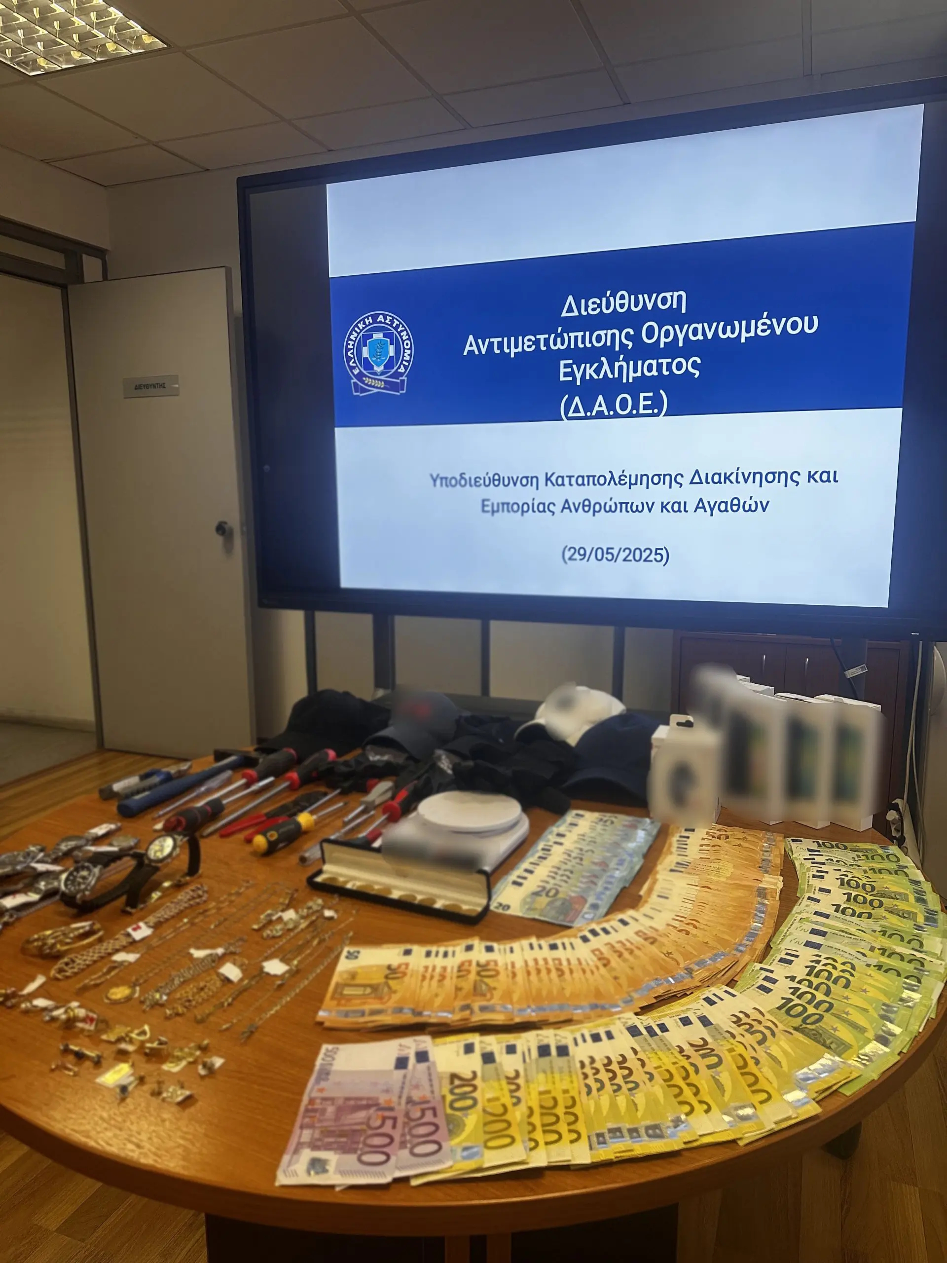 Τα κατασχεθέντα ευρήματα από τη συμμορία που δρούσε σε διάφορες περιοχές της Ελλάδας