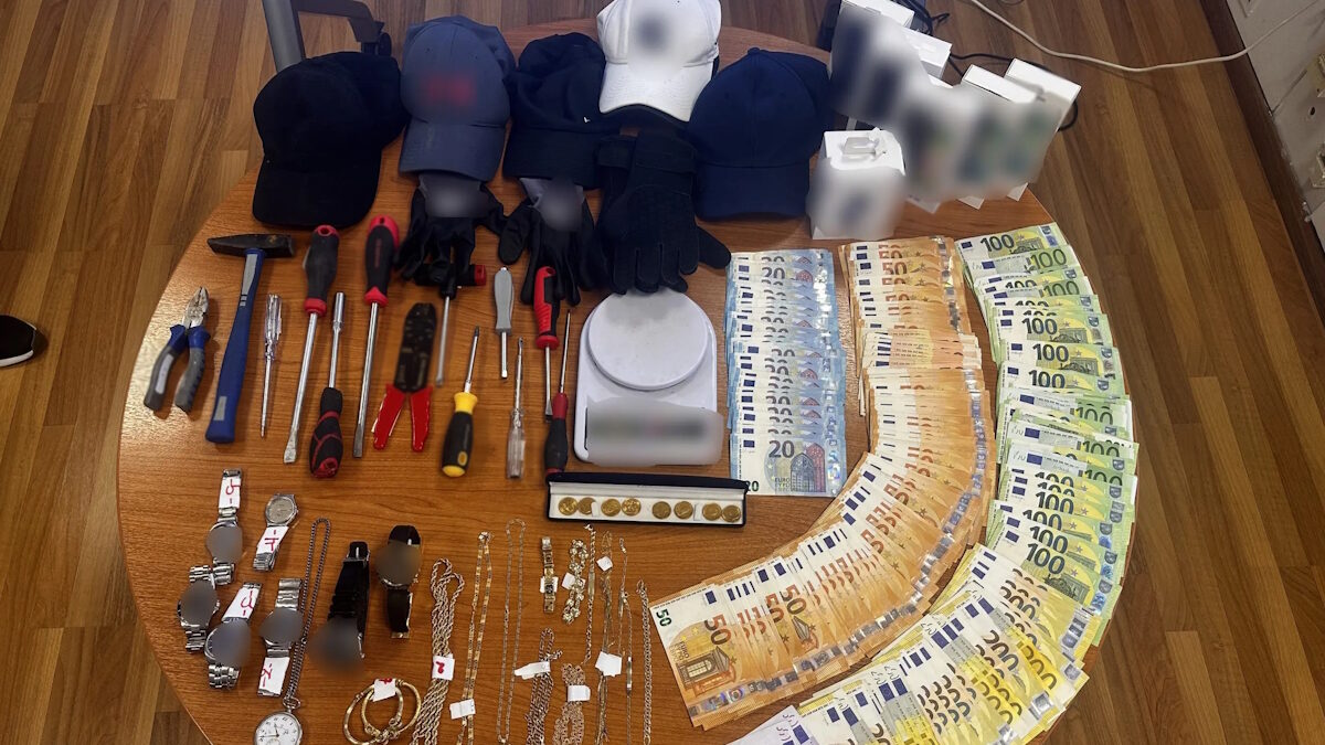 Τα κατασχεθέντα ευρήματα από τη συμμορία που δρούσε σε διάφορες περιοχές της Ελλάδας