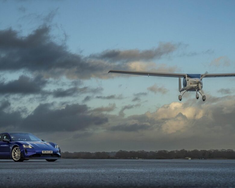 Porsche: Η ηλεκτρική Taycan Turbo GT αντιμέτωπη με ένα ηλεκτρικό αεροπλάνο