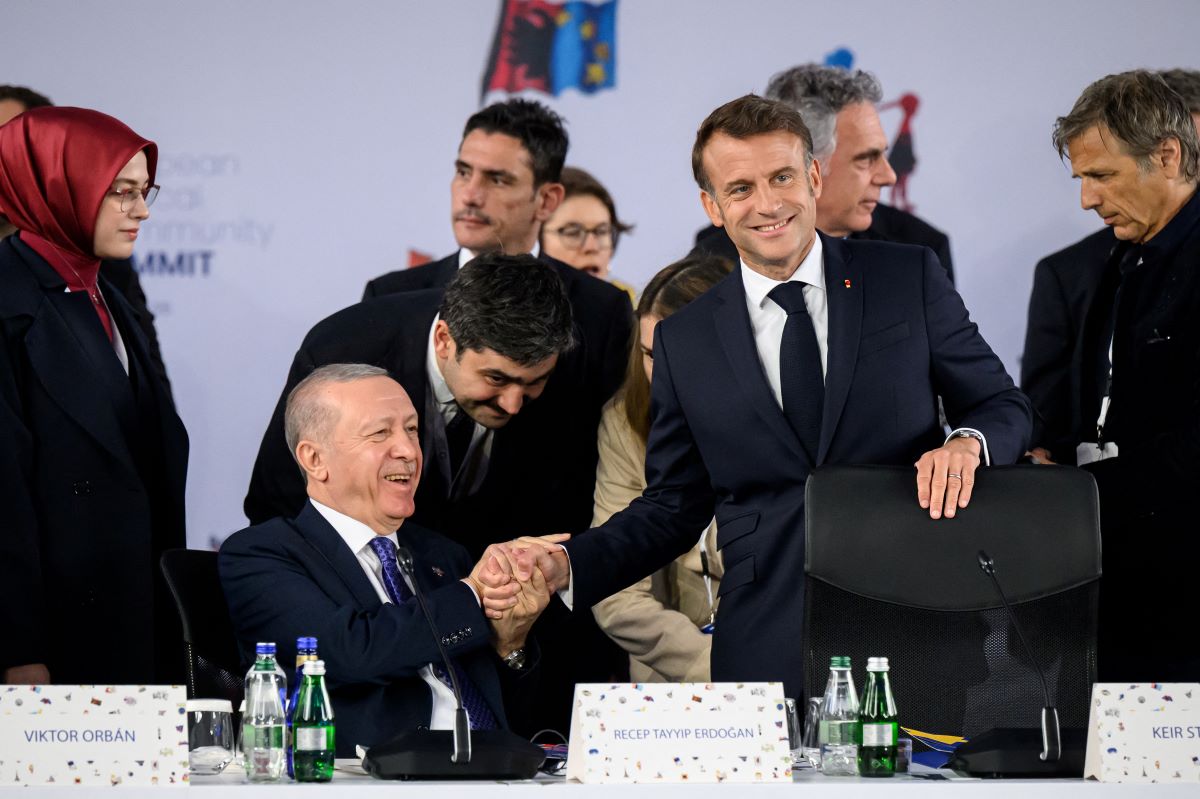 After the smiles, Erdogan and Macron, the uncomfortable handshake came