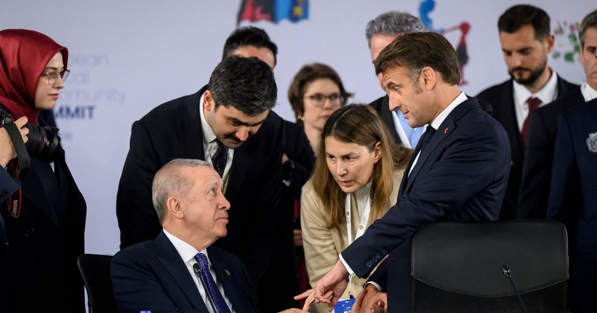 Erdogan tightened Macron’s finger in a viral handshake all meaning – power games by the Turkish president