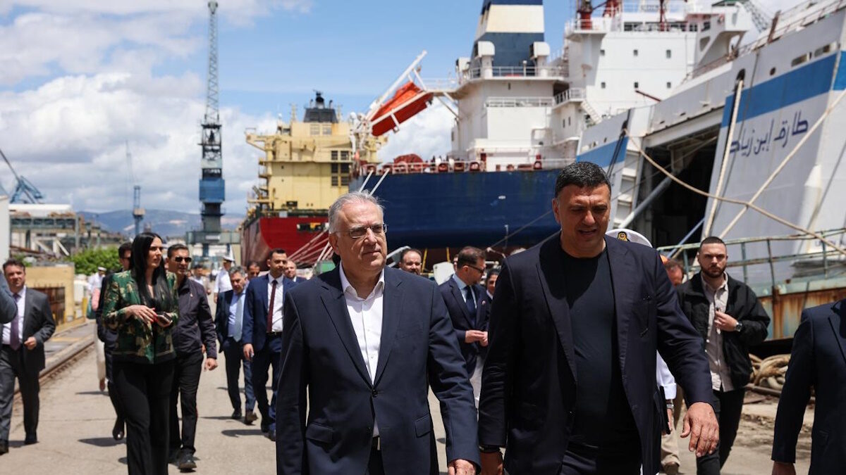 ο Υπουργός Ανάπτυξης, Τάκης Θεοδωρικάκος, μαζί με τον Υπουργό Ναυτιλίας και Νησιωτικής Πολιτικής, Βασίλη Κικίλια