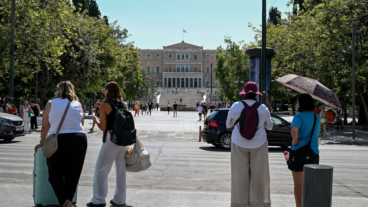 Τουρίστες με βαλίτσες στο Σύνταγμα