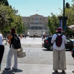 Τουρίστες με βαλίτσες στο Σύνταγμα