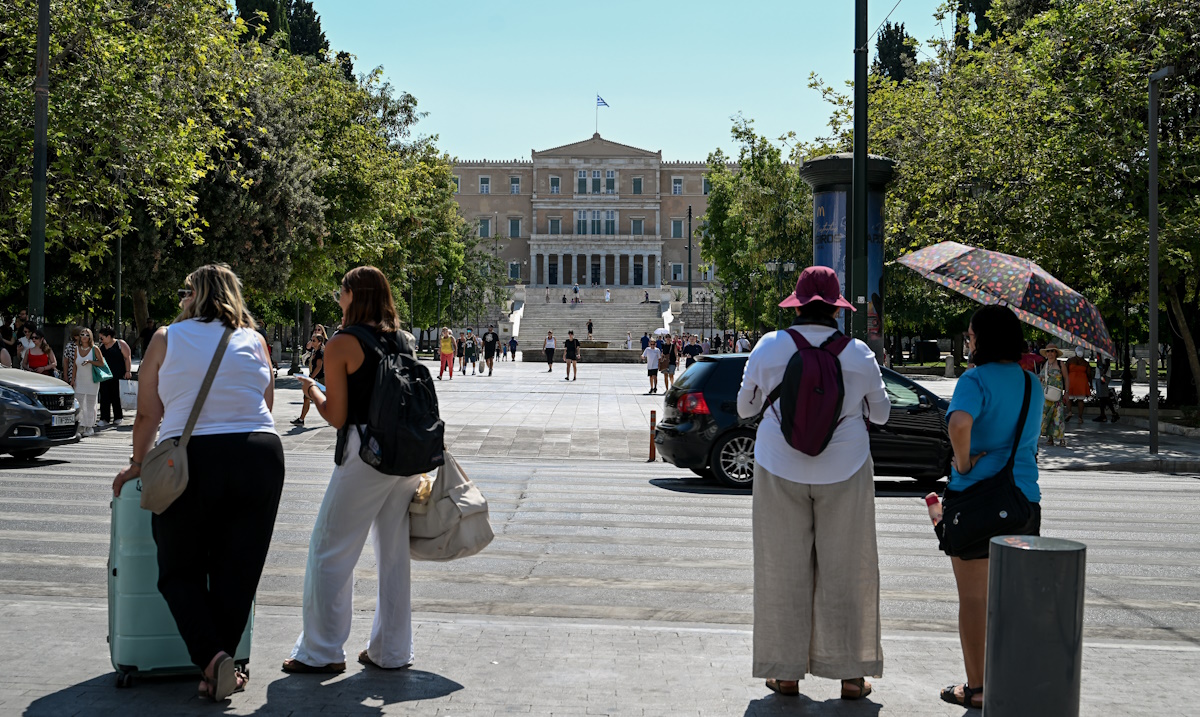 Τουρίστες με βαλίτσες στο Σύνταγμα