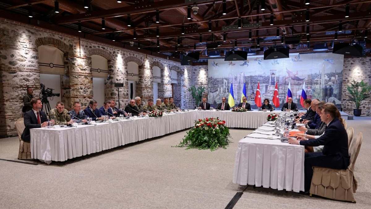 Ο Τούρκος υπουργός Εξωτερικών Χακάν Φιντάν προεδρεύει σε συνάντηση μεταξύ Ουκρανών και Ρώσων διαπραγματευτών στην Κωνσταντινούπολη, Τουρκία